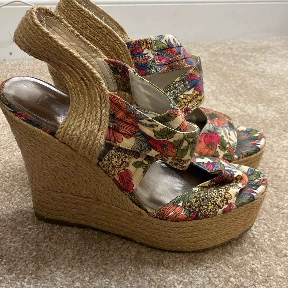 Flower print platform sandals